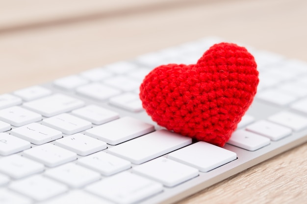 Coeur rouge sur le clavier