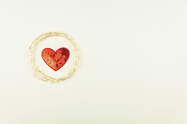 Coeur rouge dans le cercle de la guirlande lumineuse de célébration de vacances.Concept de la Saint-Valentin