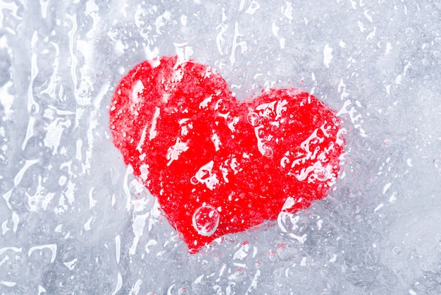 Coeur rouge dans la glace