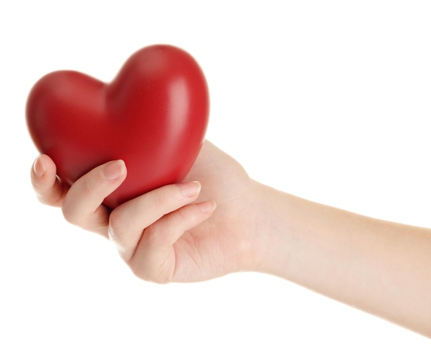 Coeur rouge dans la main de la femme, isolé sur blanc