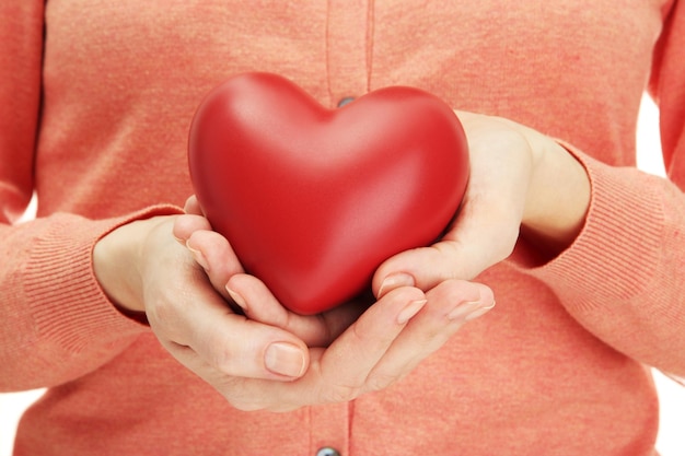 Coeur rouge dans les mains de la femme, gros plan