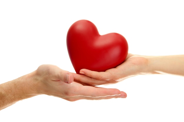 Coeur rouge dans les mains de la femme et de l'homme, isolé sur blanc