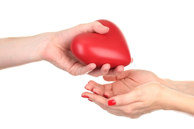 Coeur rouge dans les mains de la femme et de l'homme, isolé sur blanc