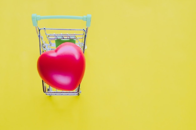 Coeur rouge dans mon panier sur fond vintage jaune.