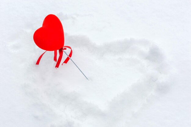Coeur rouge dans la neige Concept d'amour Saint Valentin en hiver