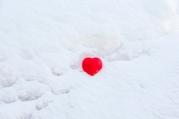 Coeur rouge dans la neige