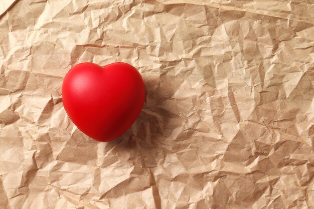 Coeur rouge décoratif sur papier kraft. confession d'amour. Célébration de la Saint-Valentin