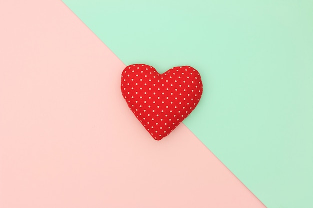 Coeur rouge avec espace copie sur fond pastel. Amour et concept de jour de Valentine. Style minimal.