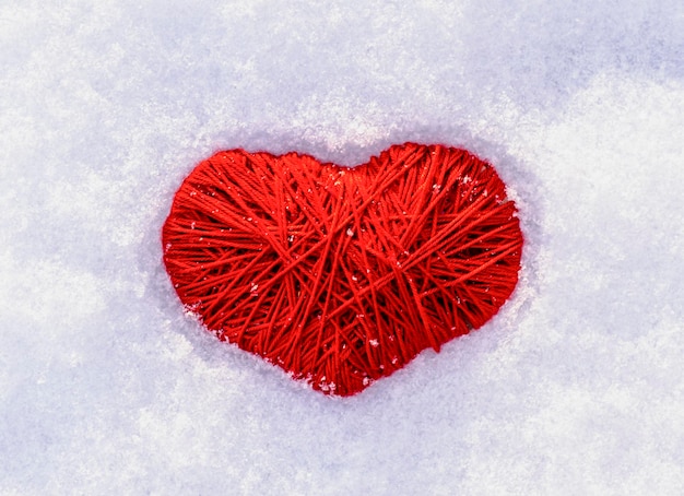 Photo coeur rouge fait de fils dans la neige sentiments d'amour de la saint-valentin