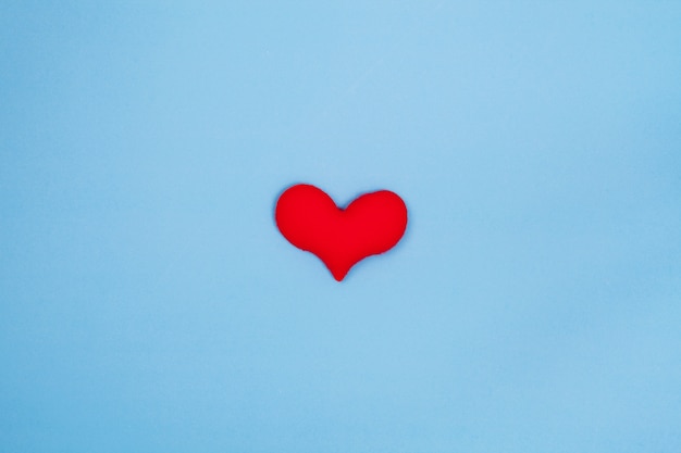 Cœur rouge sur fond bleu de la vue de dessus avec un espace pour la copie. Concept de la Saint Valentin.