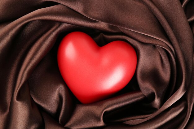 Coeur rouge sur fond de tissu