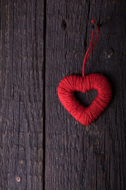 Coeur rouge sur mur en bois