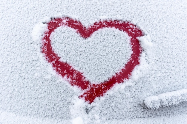 Coeur Rouge De Neige Sur La Fenêtre De La Voiture Avec Espace De