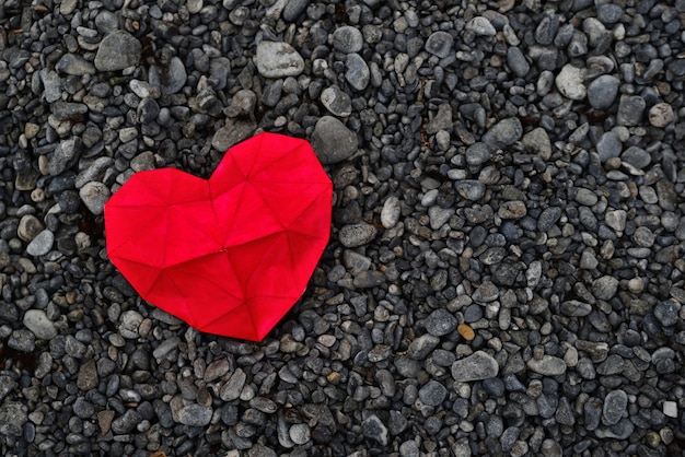 Coeur rouge sur la plage