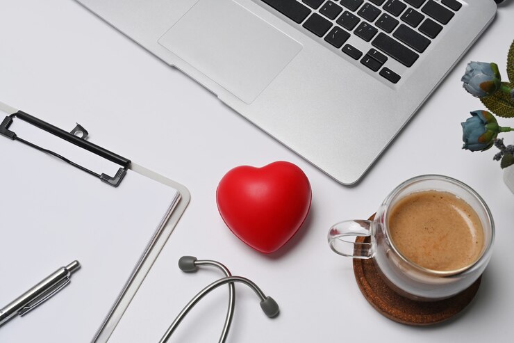 Photo coeur rouge, presse-papiers et stéthoscope sur l'espace de travail du médecin. concept de cardiologie et d'assurance.
