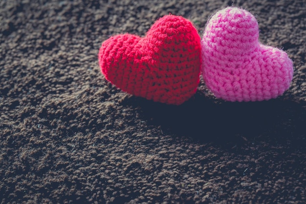 Coeur rouge et rose abstrait à tricoter pour le concept d'amour de la Saint-Valentin