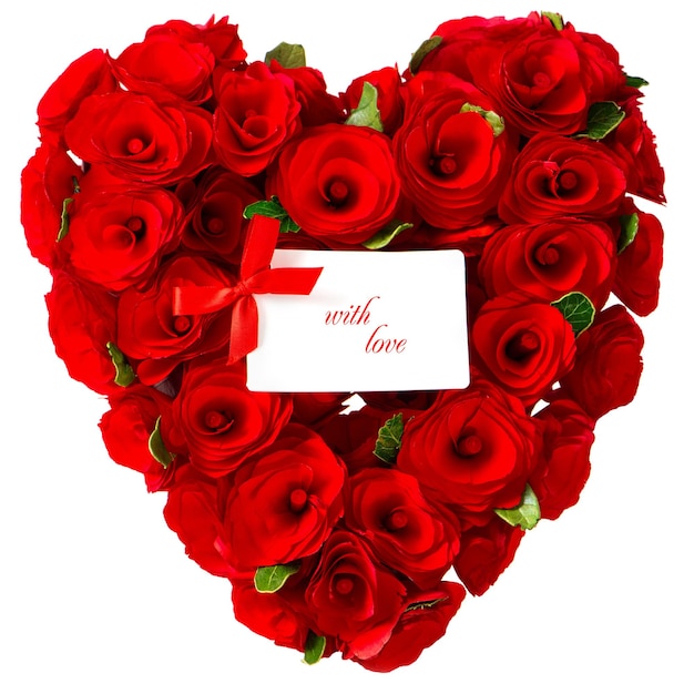 Coeur rouge de roses avec carte blanche pour votre texte. exemple de texte avec amour