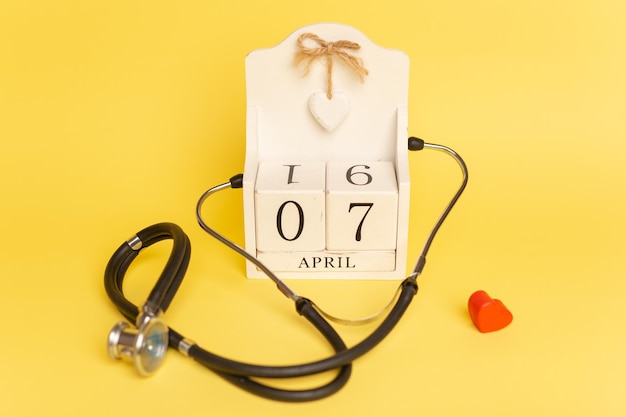 Coeur rouge stéthoscope et calendrier du 7 avril Santé Assurance-vie concept de la journée mondiale de la santé