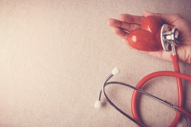 Coeur rouge avec stéthoscope, concept d&#39;assurance santé cardiaque