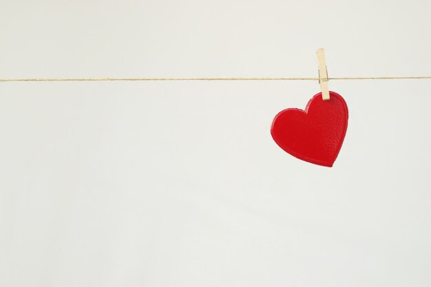 Coeur rouge suspendu à une corde à linge pour la Saint Valentin.