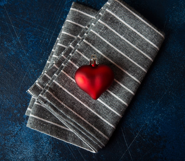 Coeur rouge-un symbole d'amour, la Saint-Valentin. Coeur sur une serviette, vue du dessus