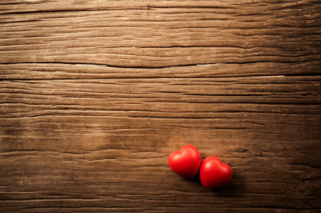 Coeur rouge sur la table en bois. Concept pour le jour de la Saint-Valentin.