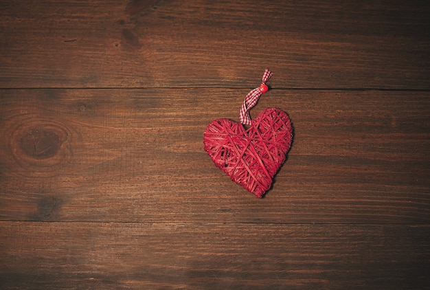 coeur rouge sur une table en bois