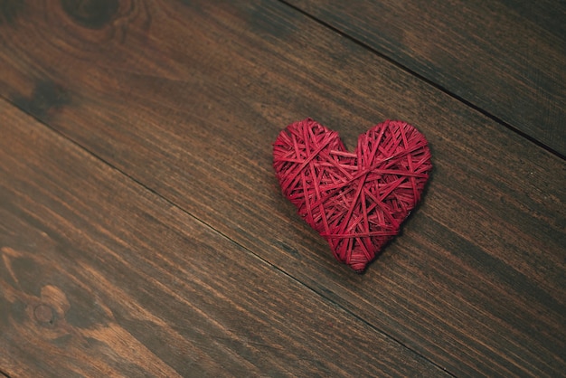 coeur rouge sur une table en bois