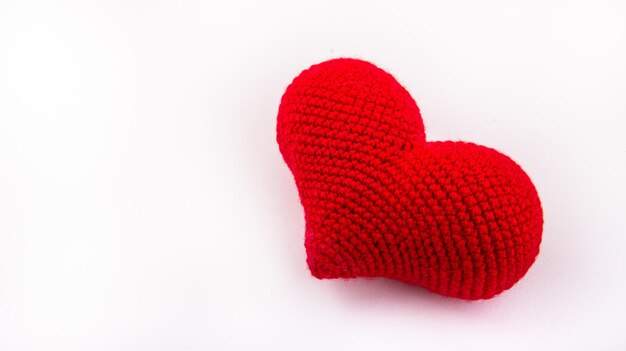Photo cœur rouge tricoté sur fond blanc espace de copie de cœur rouge