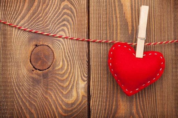 Coeur rouge de valentines de jouet sur la corde