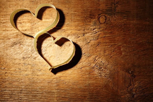 Coeur Saint Valentin fait de ruban sur fond de bois