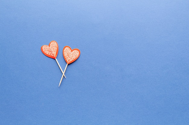 Coeur de Saint Valentin heureux sur un bleu