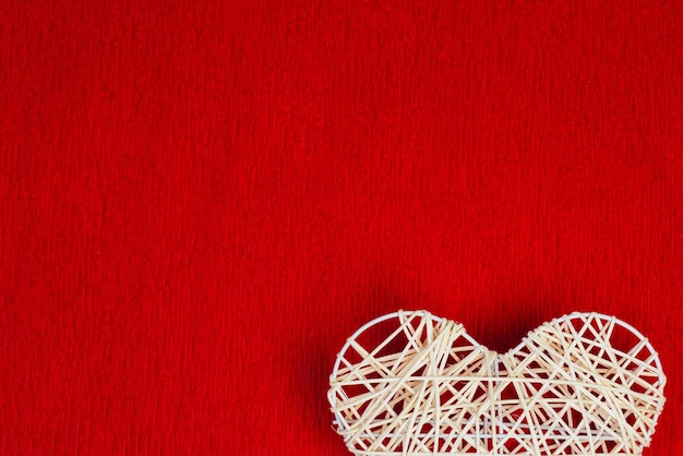 Coeur tissé sur un papier ondulé rouge