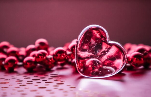 Coeur transparent brillant et un groupe de perles rouges Fond de carte de voeux parfait pour la Saint-Valentin