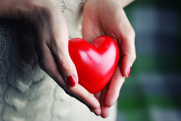 Coeur de valentine main féminine
