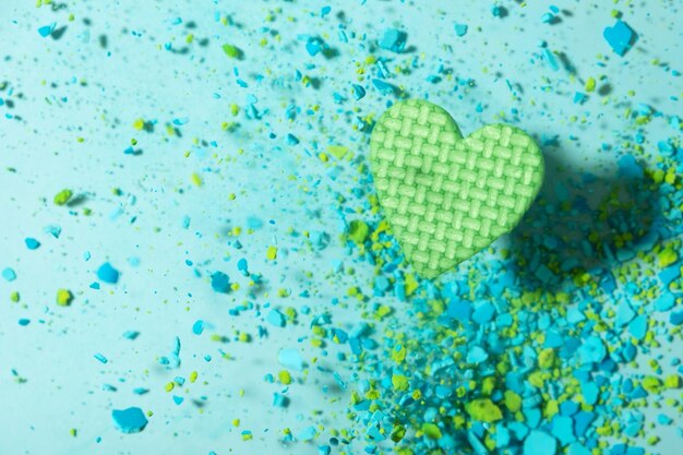 Coeur volant avec des particules bleu-vert Fond abstrait