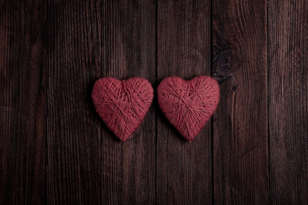 Coeurs d'amour sur fond de texture en bois