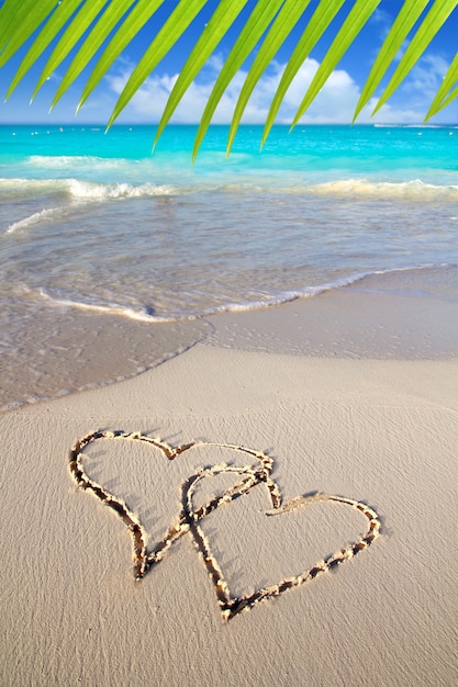 Photo coeurs amoureux écrit dans le sable de la plage des caraïbes