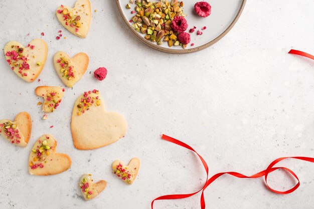 Coeurs de biscuits aux framboises Contexte pour la Saint Valentin Biscuits aux noix Cuisson pour les amoureux