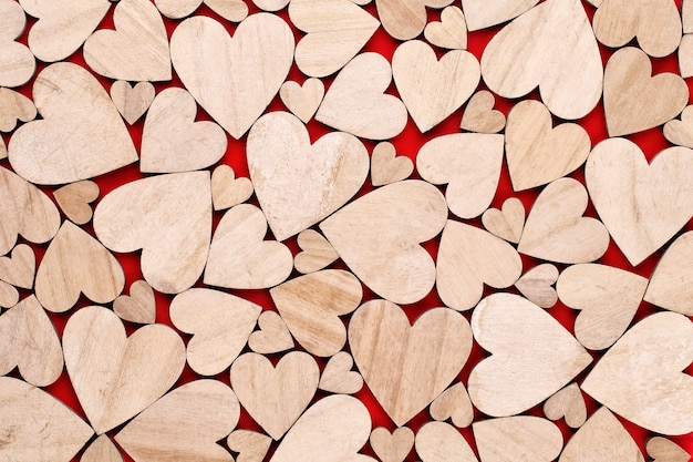 Coeurs en bois, un coeur rouge sur le coeur en bois.