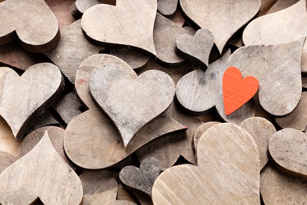 Coeurs en bois, un coeur rouge sur fond de coeur.