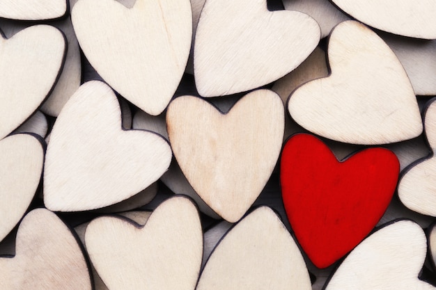 Photo coeurs en bois, un coeur rouge sur le fond du coeur.