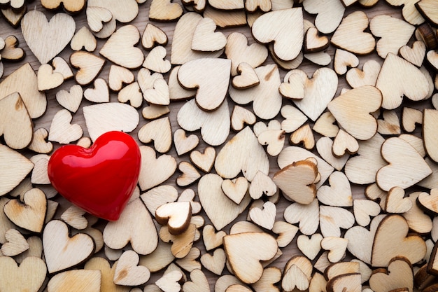 Coeurs en bois, un coeur rouge sur le fond du coeur.