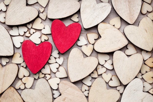 Coeurs en bois, un coeur rouge sur le fond du coeur.