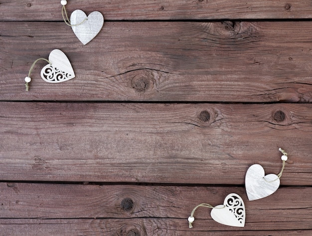 Coeurs en bois sur un fond en bois. La Saint-Valentin.