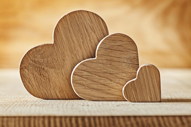 Coeurs en bois sur fond de bois