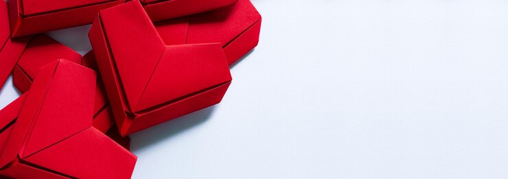Photo coeurs et espaces en papier rouge disant texte, coeurs en papier sur fond blanc, coeur en papier rouge isolé