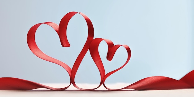 Cœurs faits de ruban rouge carte de la Saint-Valentin