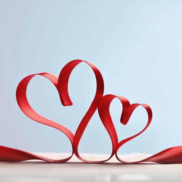 Cœurs faits de ruban rouge carte de la Saint-Valentin