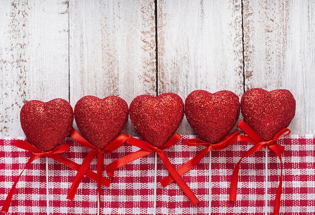 Coeurs de fond de Saint Valentin sur une table en bois. Vue de dessus